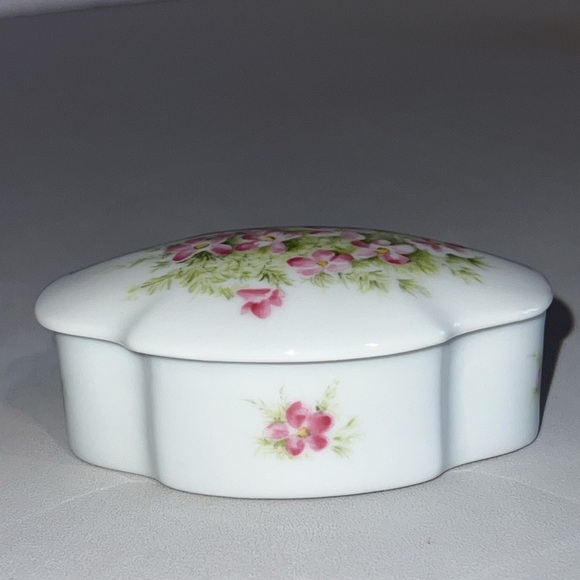 Limoges Vintage France Porcelain Trinket Box Hand Painted Floral Decorations - Picture 5 of 11